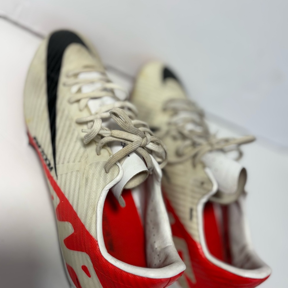 Nike Cream and Black Athletic Cleats - Picture 6 of 7